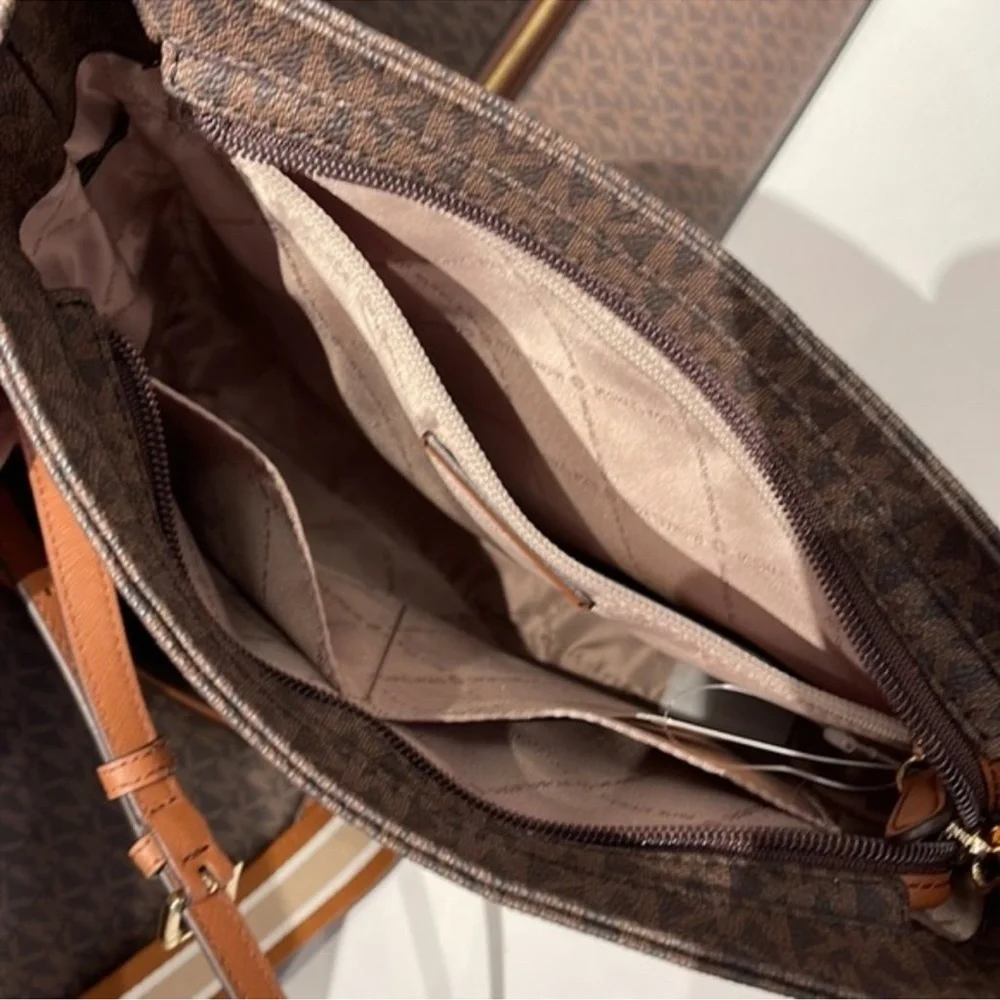 Michael Kors LG MESSENGER Crossbody BROWN - Picture 10 of 16